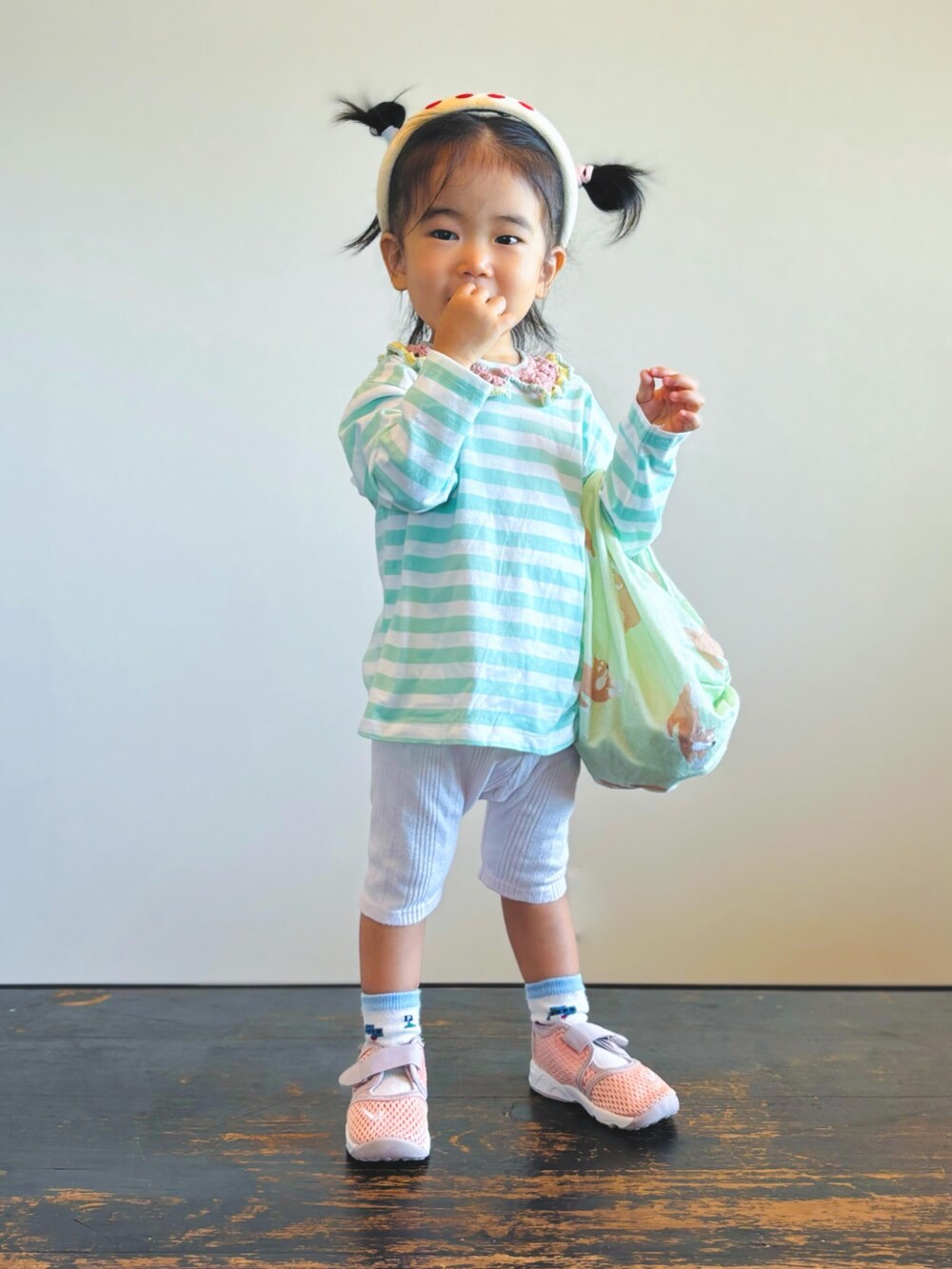 「ロンT、ボーダー、秋っぽコーデ更新中、ハーフパンツ、スニーカー、エアリフト、トートバッグ、カチューシャ、付け襟、淡色コーデ、パステルカラー、保育園コーデ、キッズコーデ、キッズファッション」｜「NIKEのNIKE / リトル リフト TD （13～16cm）（スニーカー、ピンク系）」を使った、KOOOさん（キッズ・80cm）の秋コーディネートの2枚目の写真