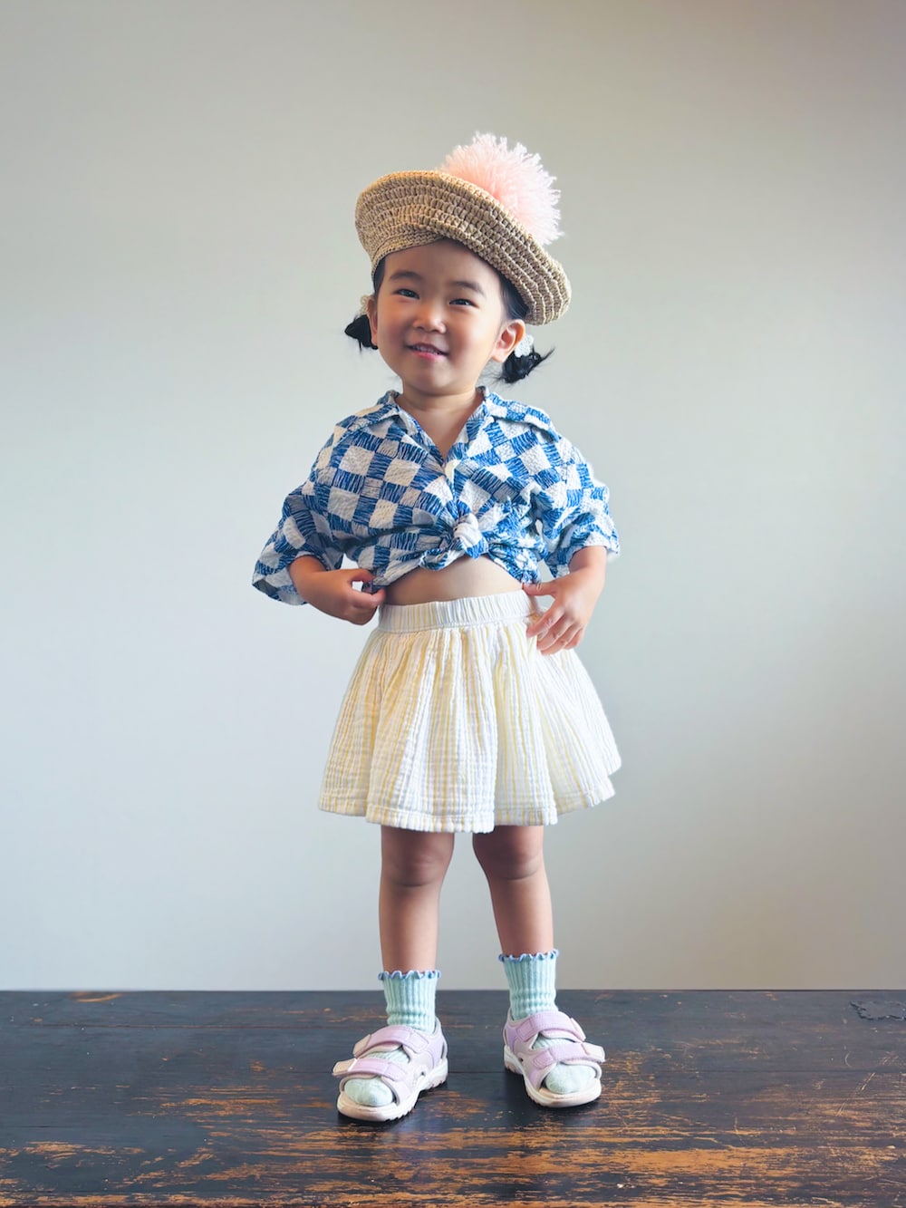 ブルー系のシャツ/ブラウス、ピンク系のサンダル、イエロー系のロンパースを着用したキッズの夏コーディネートの3枚目の写真