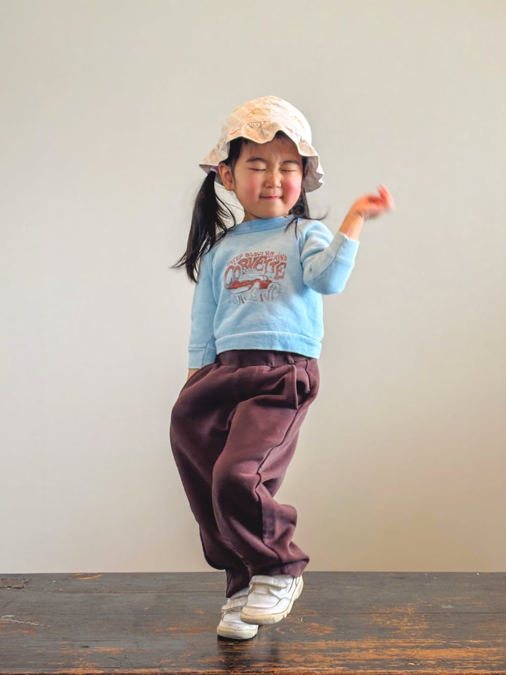 ブルー系のスウェット、ブラウン系のスウェットパンツ、ホワイト系のスニーカーを着用したキッズの春コーディネートの2枚目の写真