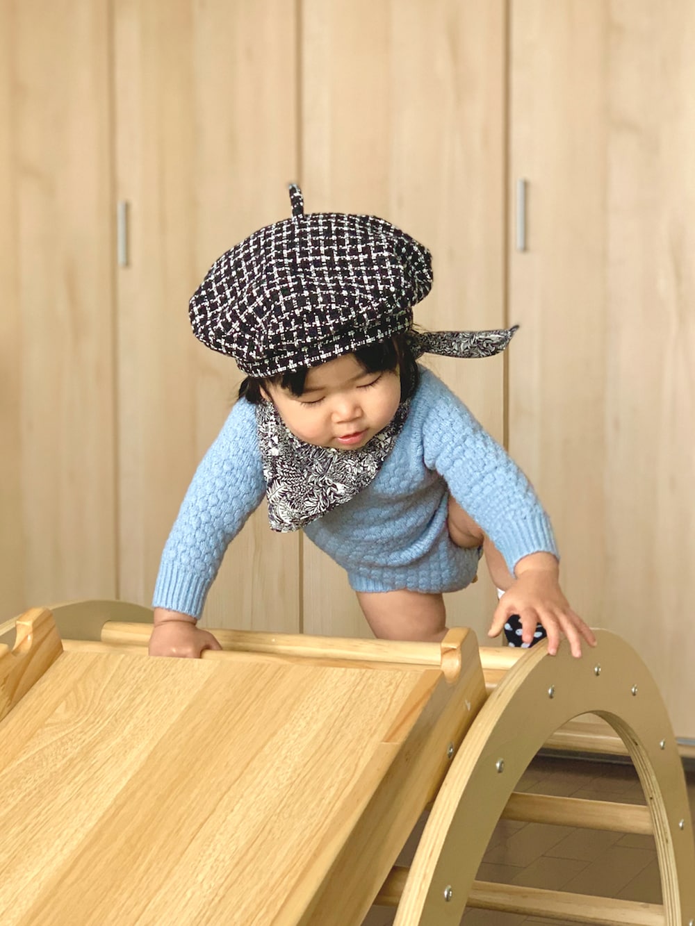 ブラック系のハンチング/ベレー帽、その他のハンカチ/ハンドタオル、ブルー系のロンパースを着用したキッズの春コーディネートの2枚目の写真