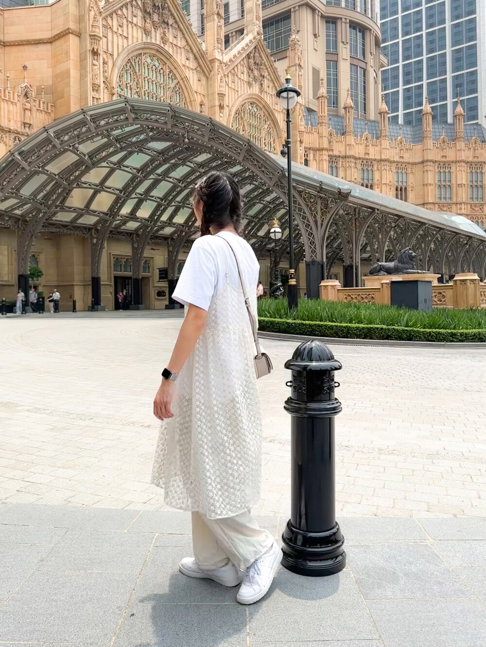 「シアートップス、淡色コーデ、春コーデ、春夏コーデ、ナイロンジャケット、パステルカラー、今日のコーデ、ootd、着回しコーデ、プチプラコーデ、休日スタイル、キャミワンピ、高身長女子、レイヤードスタイル、ゆったりコーデ」｜「ASICSのJAPAN S（スニーカー、ホワイト系）」を使った、sumさん（レディース・170cm）の春コーディネートの4枚目の写真