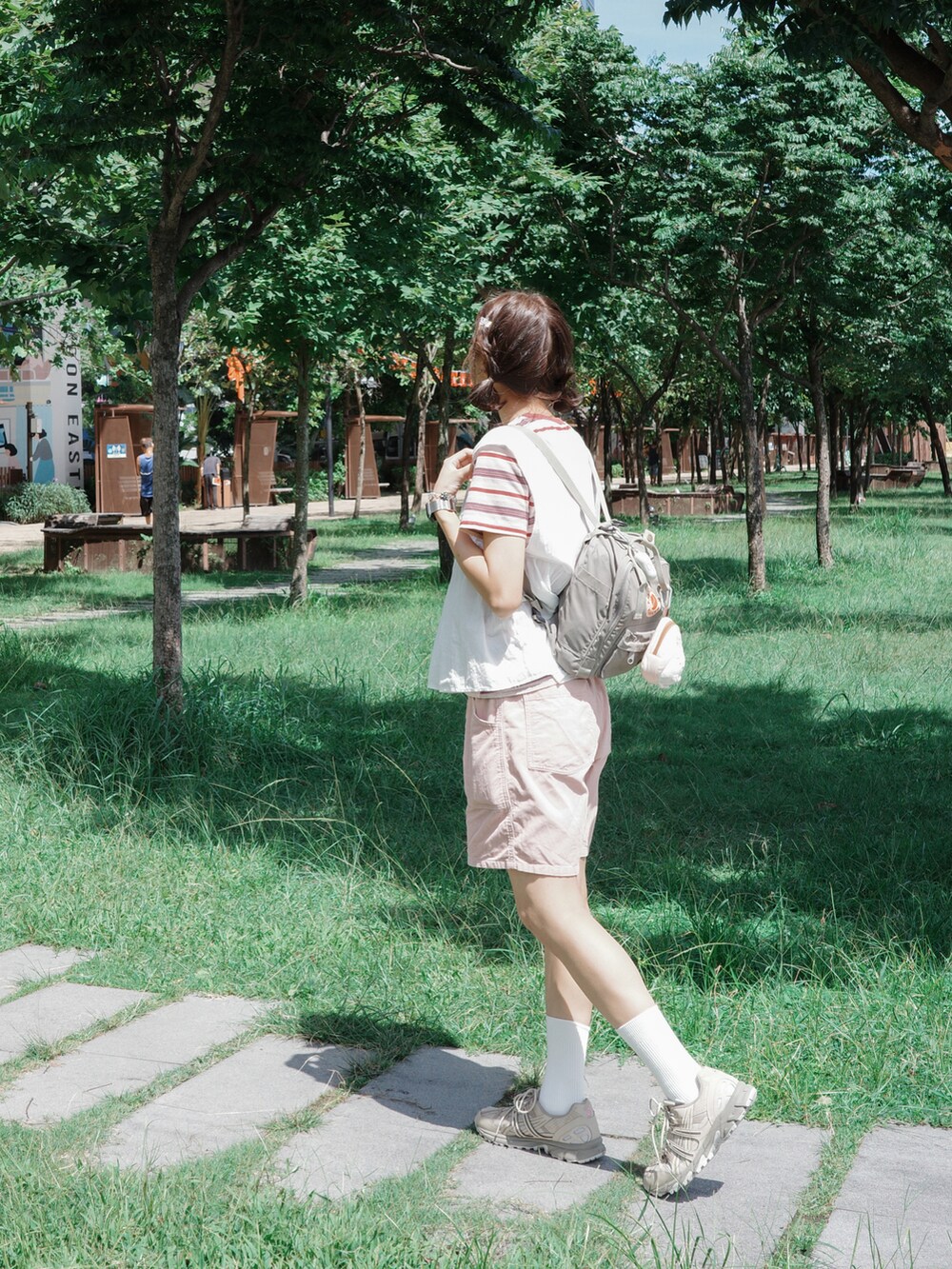 ベージュ系のスニーカー、ピンク系のパンツ、グレー系のバッグを着用したレディースの秋コーディネートの3枚目の写真