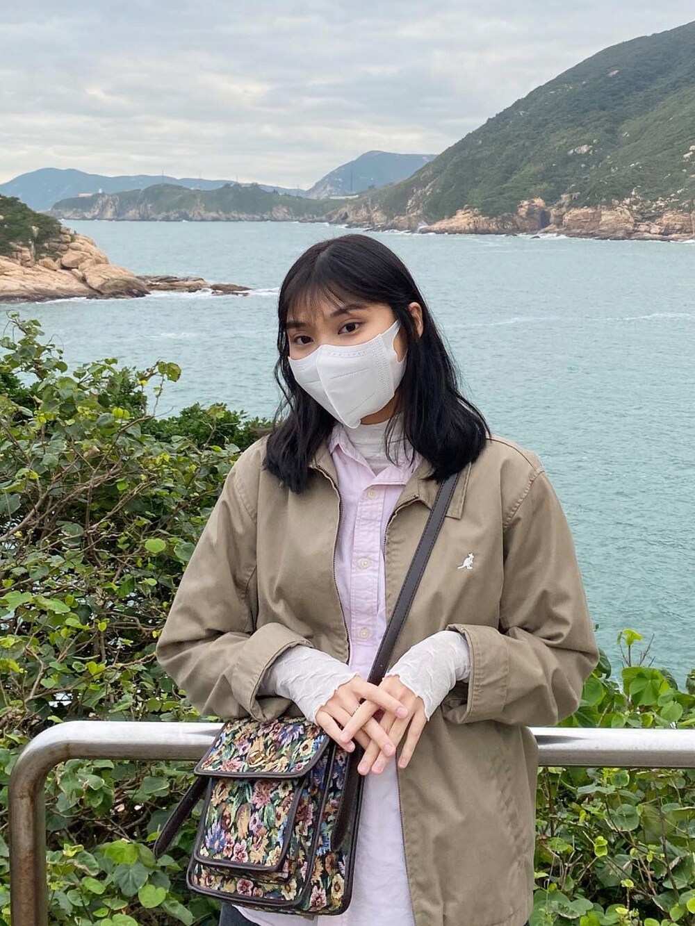 ベージュ系のブルゾン、ピンク系のシャツ/ブラウス、ブラウン系のスニーカーを着用したレディースの冬コーディネートの2枚目の写真