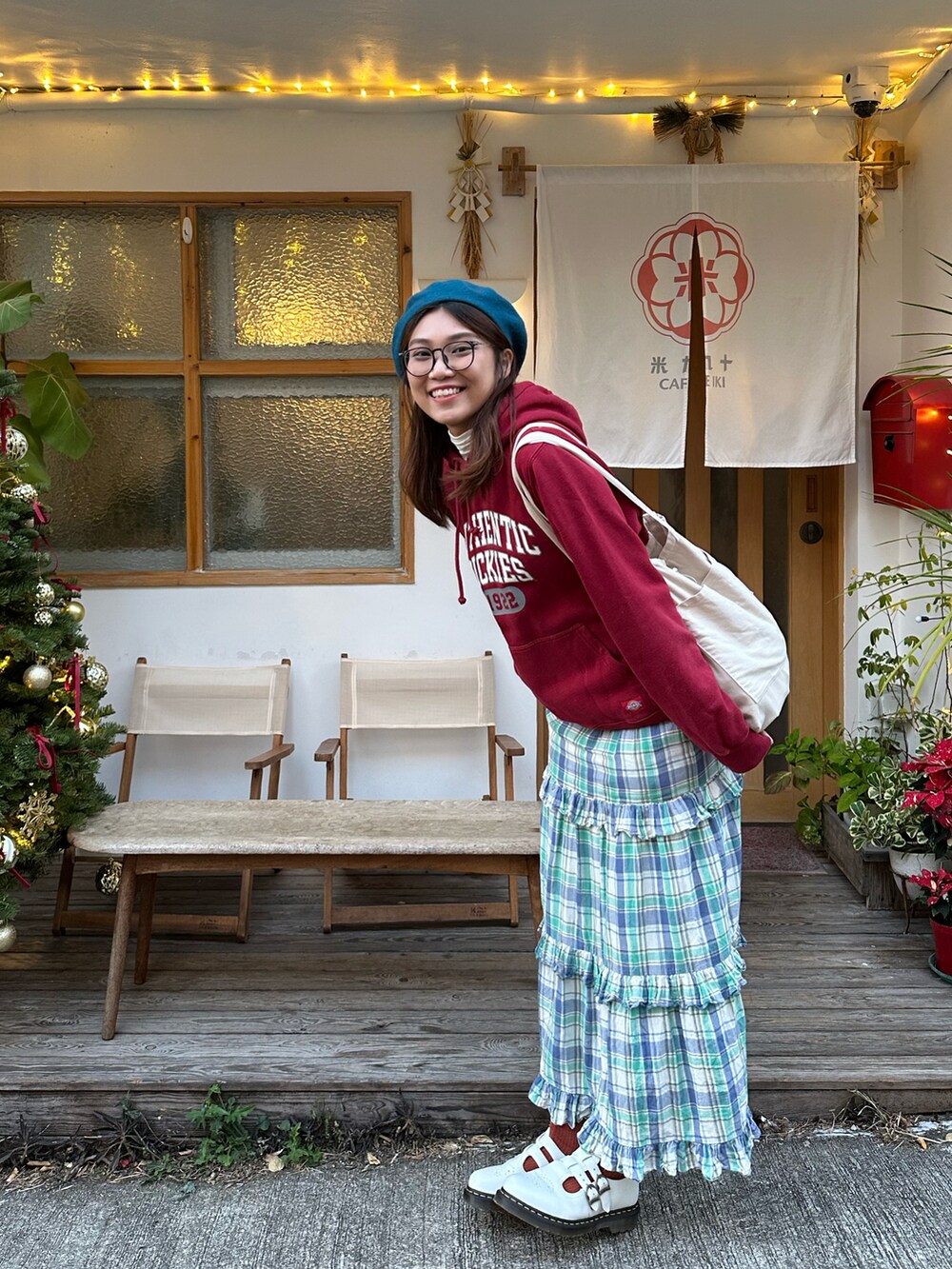 ホワイト系のスニーカー、レッド系のトップス、ホワイト系のトップスを着用したレディースの冬コーディネートの2枚目の写真