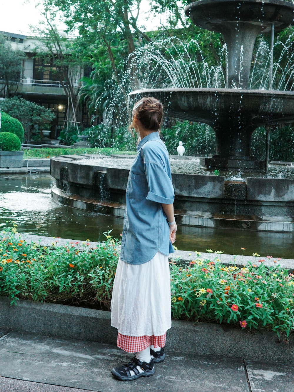 ブルー系のシャツ/ブラウス、ブラック系のサンダル、シルバー系のサスペンダーを着用したレディースの冬コーディネートの2枚目の写真