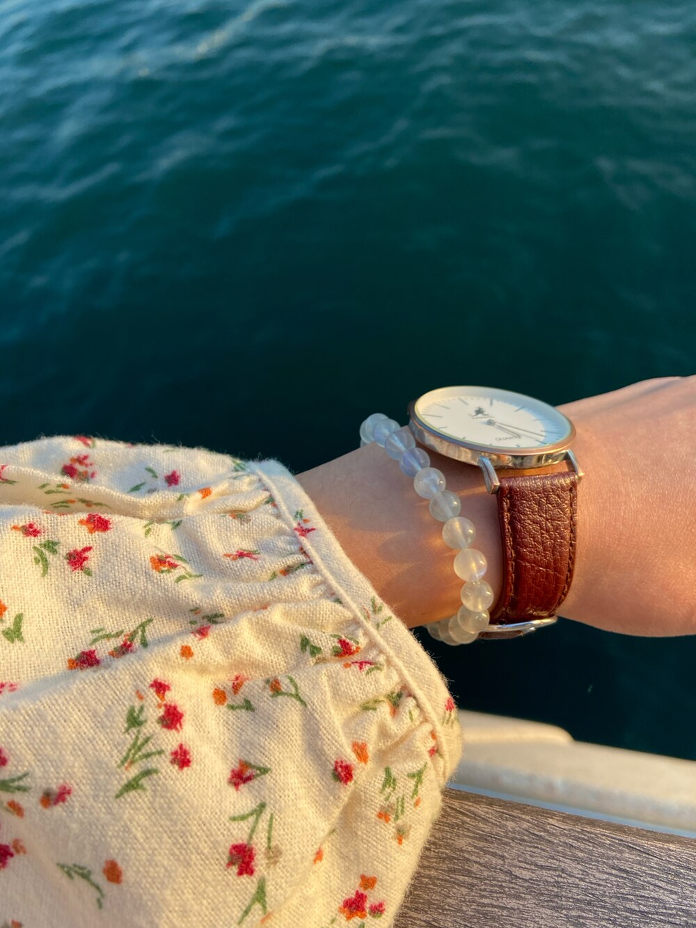 ホワイト系のスニーカー、ホワイト系のワンピース、ブラック系のアナログ腕時計を着用したレディースの春コーディネートの2枚目の写真