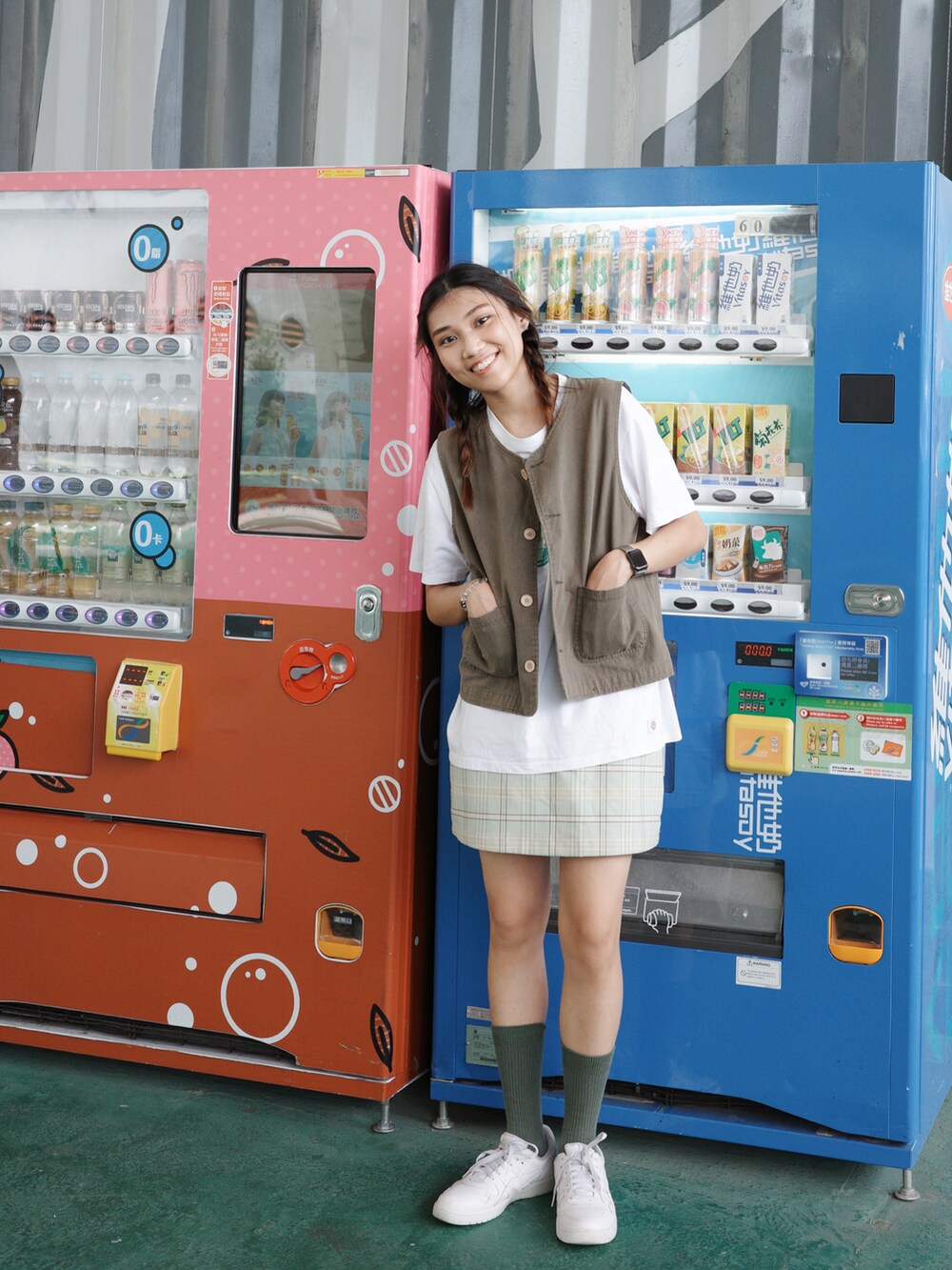 グリーン系のスカート、ホワイト系のスニーカー、ホワイト系のTシャツ/カットソーを着用したレディースの夏コーディネートの2枚目の写真