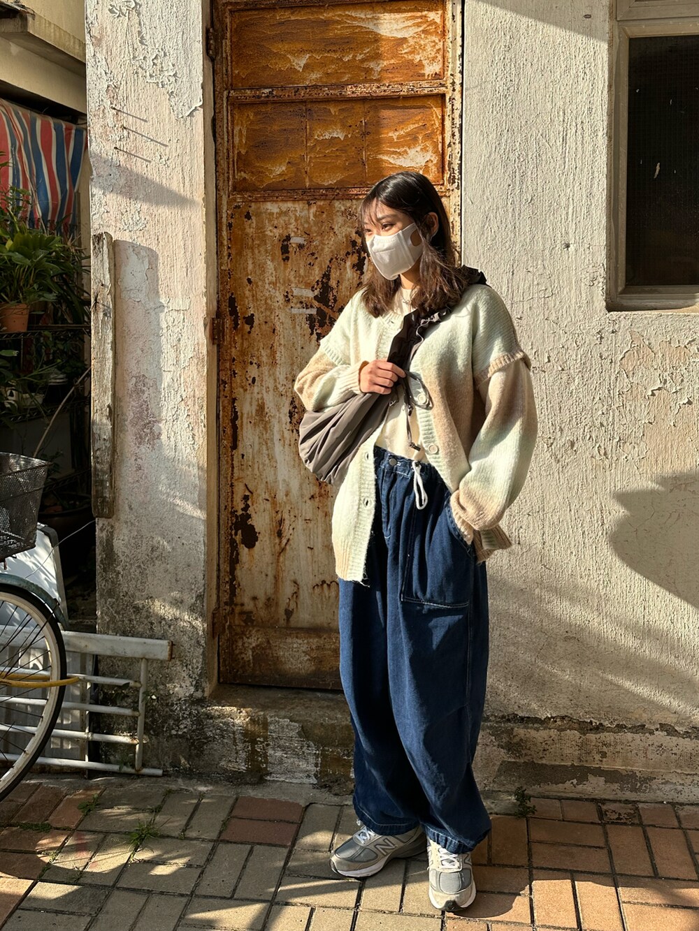 グリーン系のカーディガン/ボレロを着用したレディースの冬コーディネートの2枚目の写真