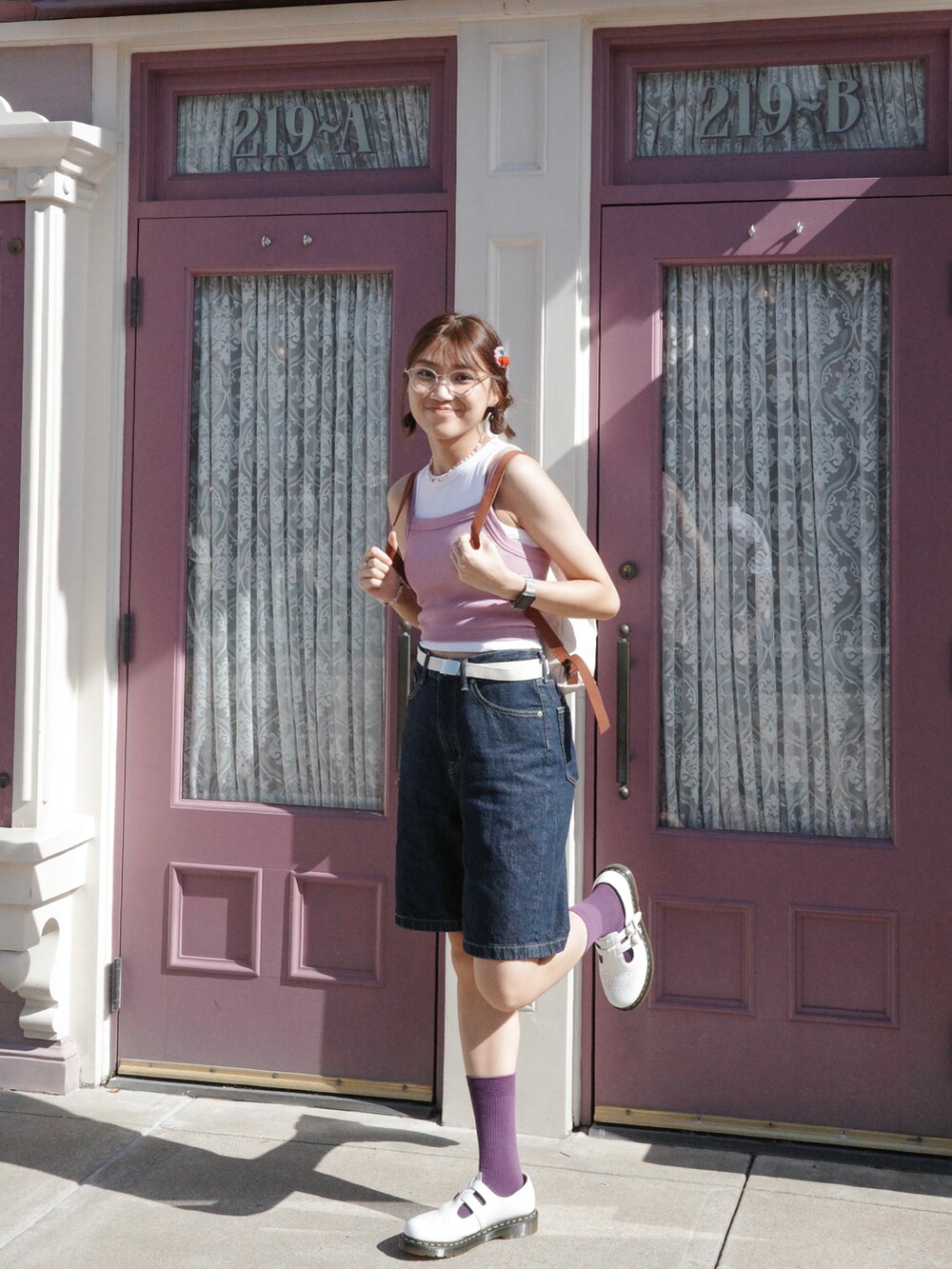 ブルー系のパンツ、ホワイト系のトップス、パープル系のトップスを着用したレディースの夏コーディネートの2枚目の写真