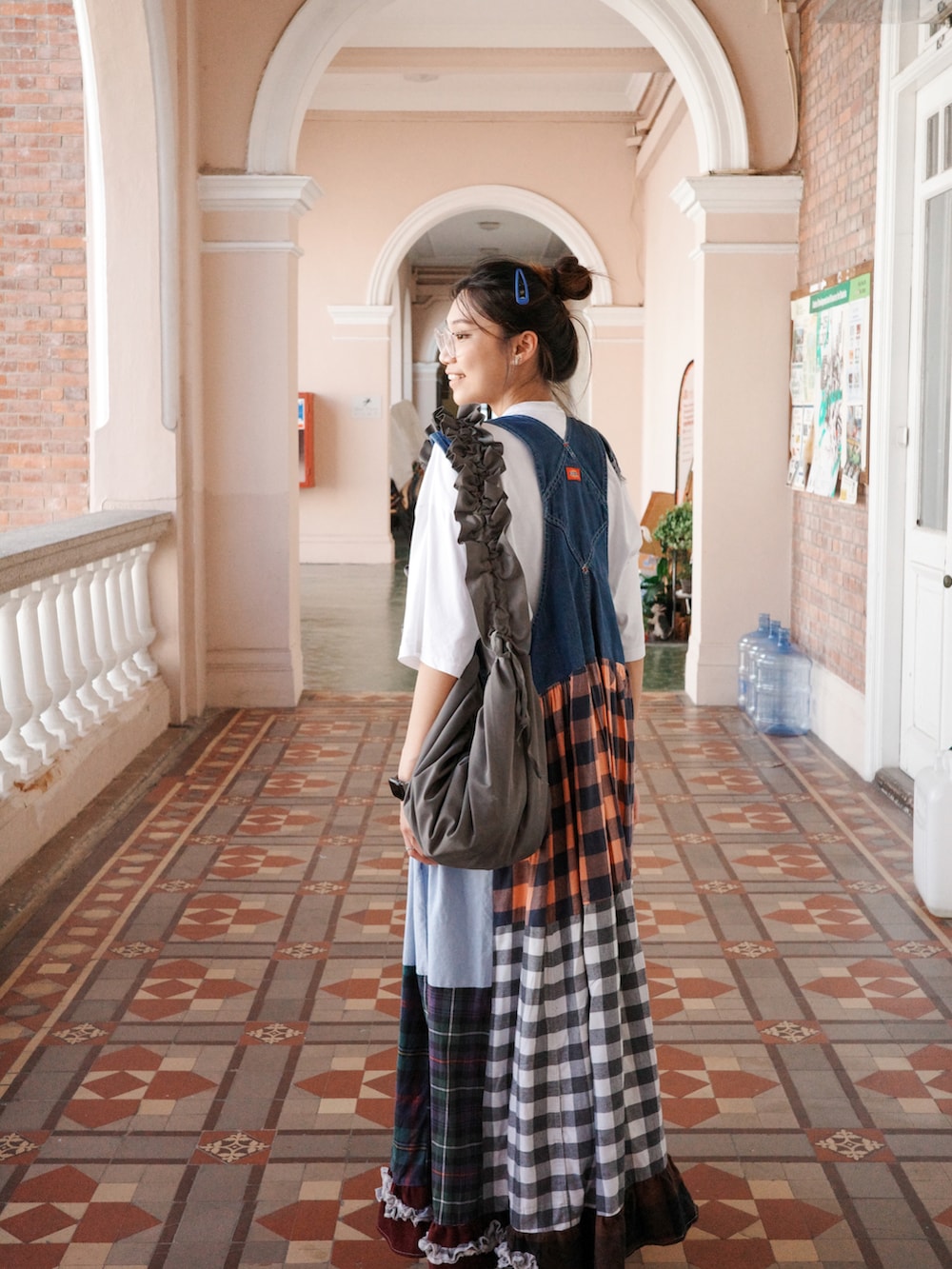 グレー系のスニーカー、ホワイト系のTシャツ/カットソー、その他のつなぎ/オールインワンを着用したレディースの夏コーディネートの3枚目の写真