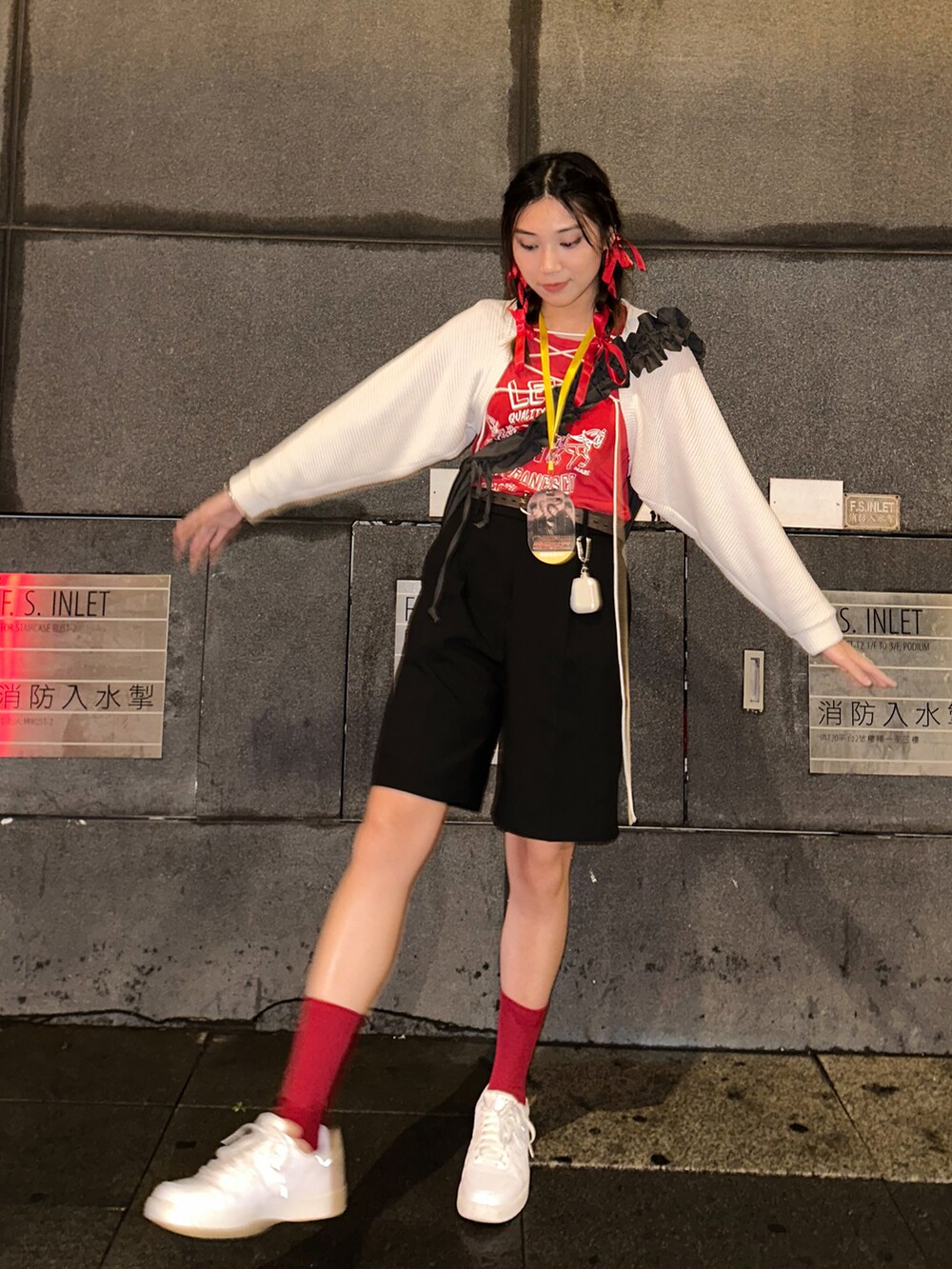 ホワイト系のスニーカー、レッド系のTシャツ/カットソー、ブラック系のその他パンツを着用したレディースの春コーディネートの2枚目の写真