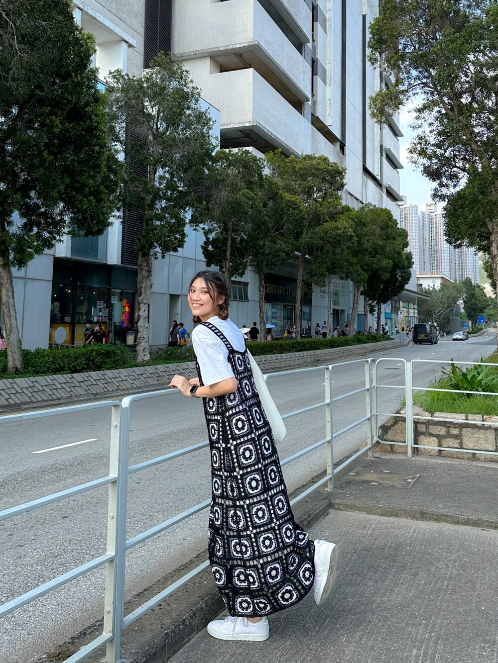 ホワイト系のスニーカーを着用したレディースの夏コーディネートの3枚目の写真