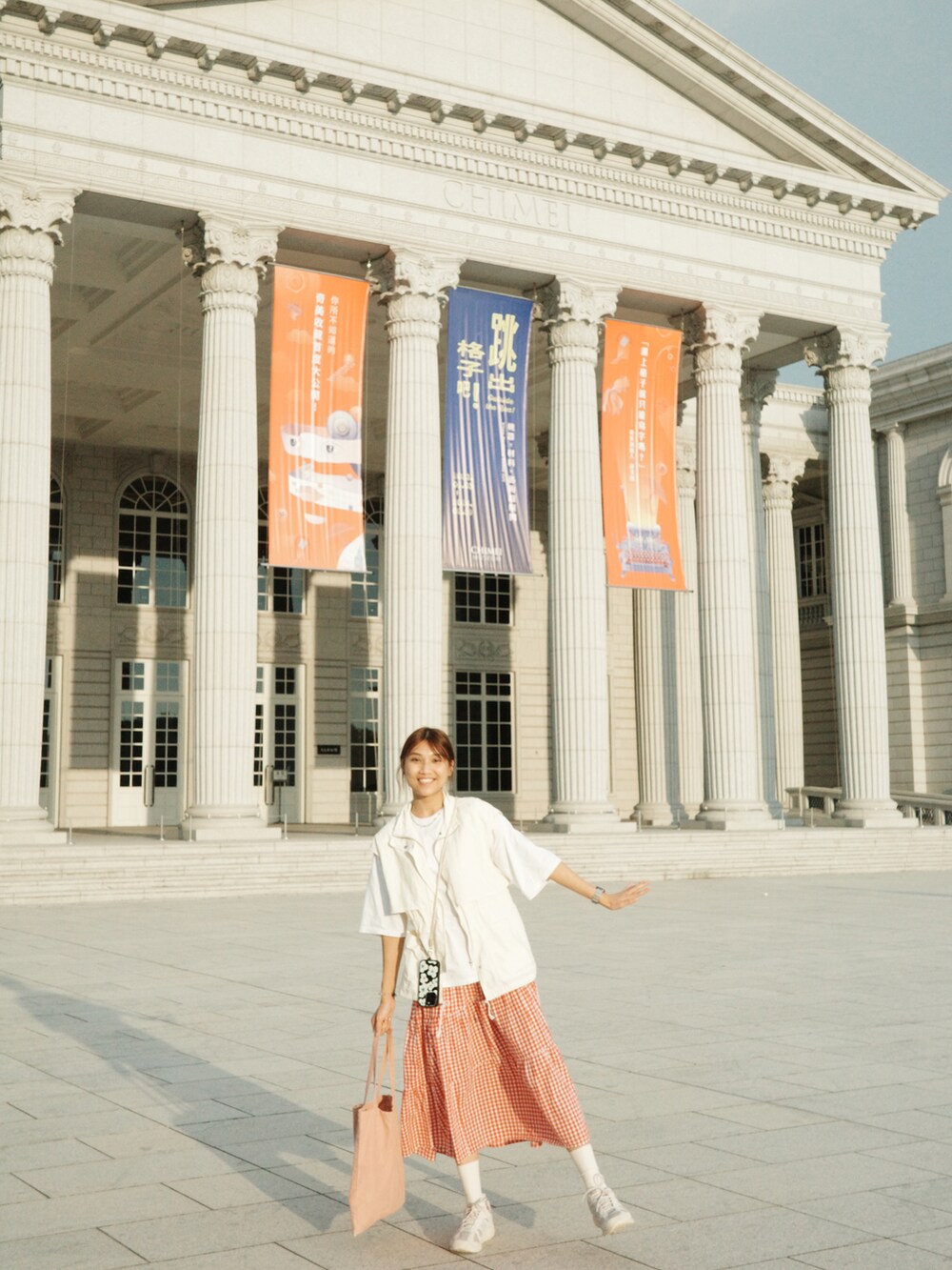 ホワイト系のミリタリージャケット、ホワイト系のスニーカー、ホワイト系のTシャツ/カットソーを着用したレディースの秋コーディネートの2枚目の写真