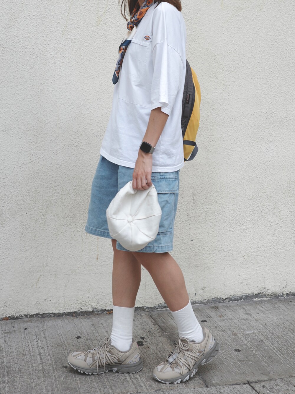 ホワイト系のTシャツ/カットソー、ブルー系のデニムパンツ、ベージュ系のスニーカーを着用したレディースの夏コーディネートの2枚目の写真