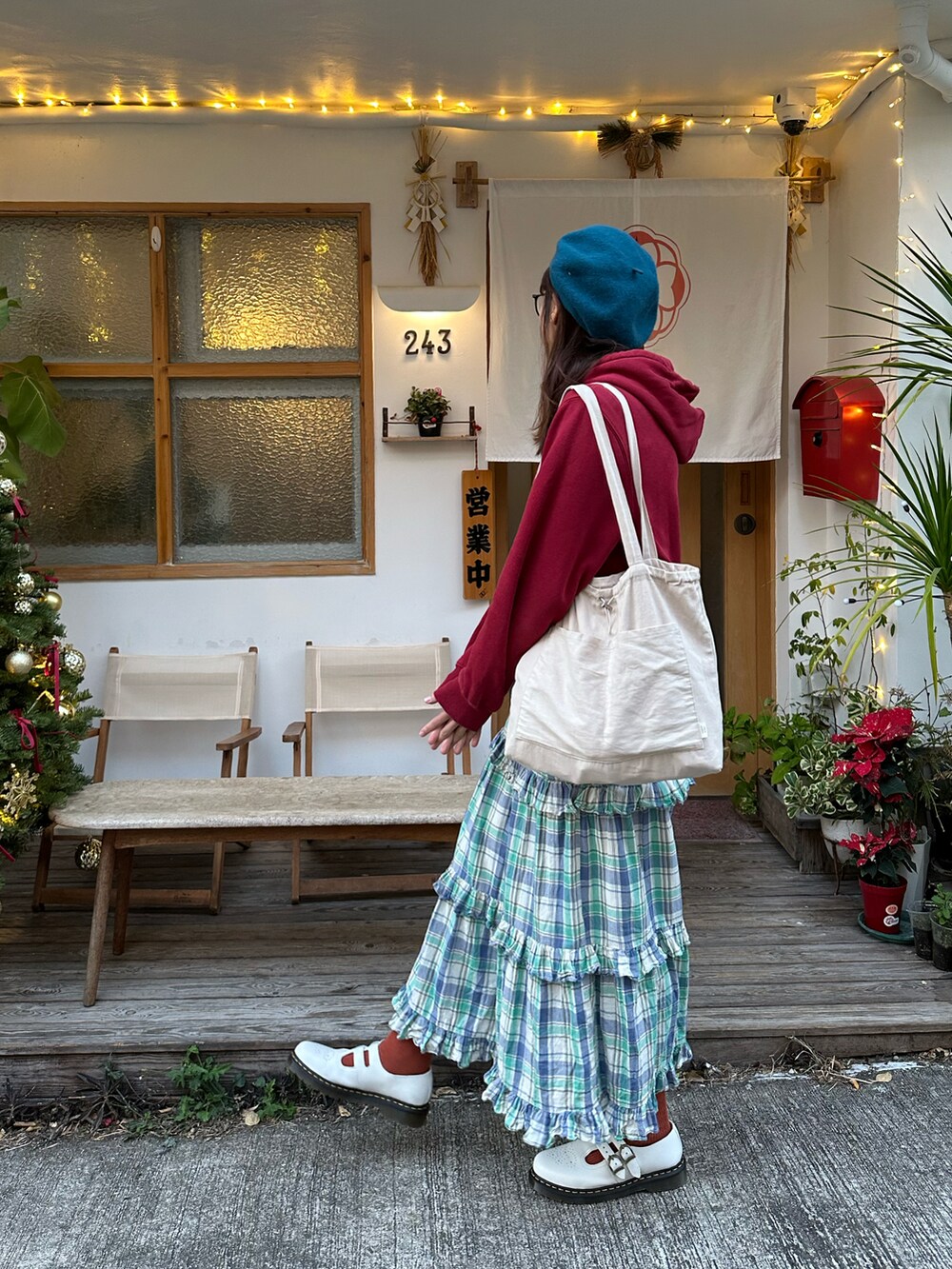 ホワイト系のスニーカー、レッド系のトップス、ホワイト系のトップスを着用したレディースの冬コーディネートの3枚目の写真