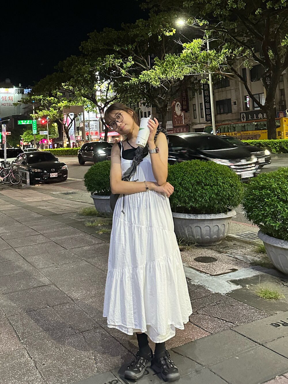 ブラック系のサンダル、ブラック系のインナーウェア/肌着を着用したレディースの秋コーディネートの3枚目の写真