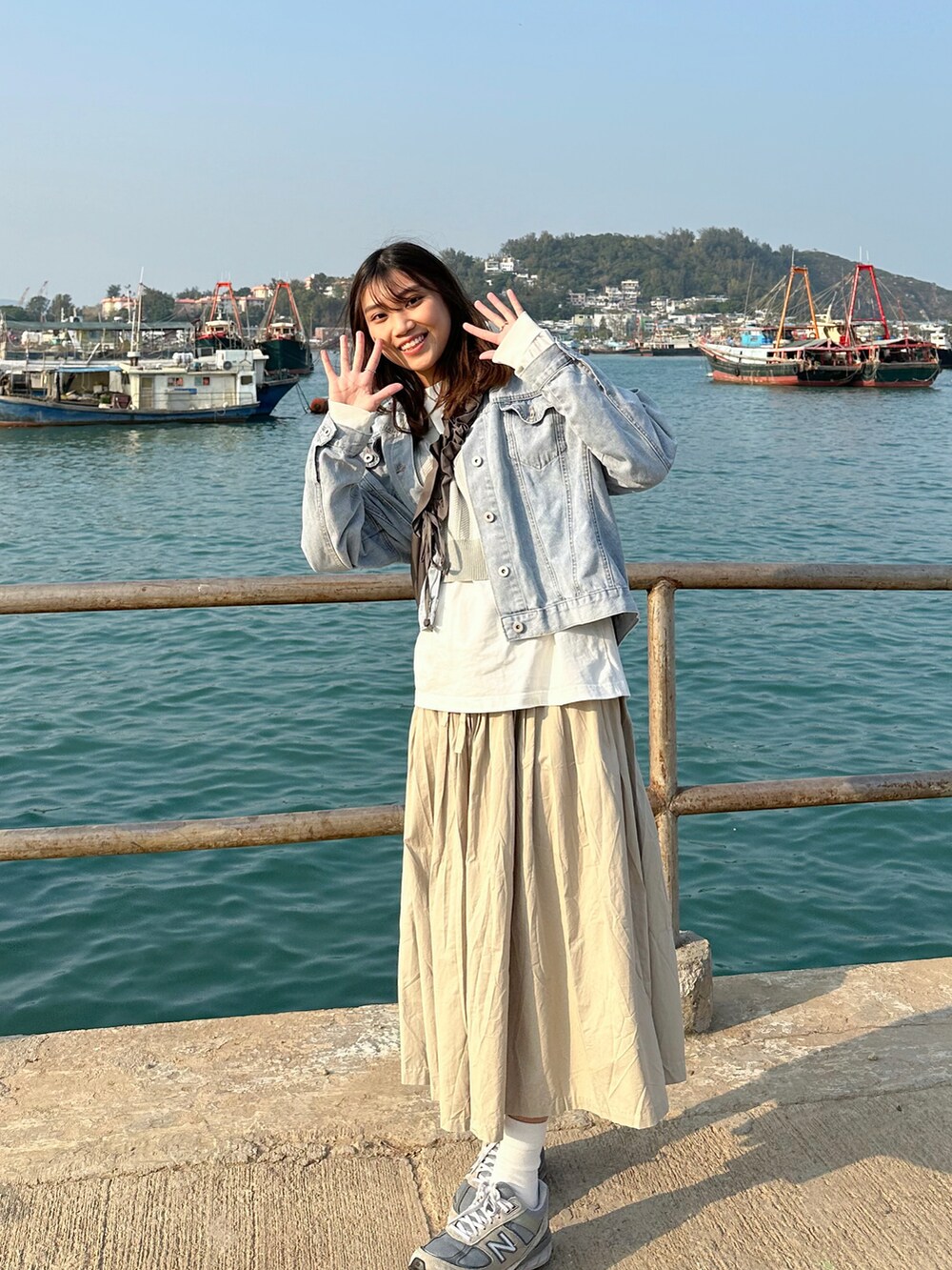 その他のトップス、ブルー系のデニムジャケット、グレー系のスニーカーを着用したレディースの春コーディネートの2枚目の写真