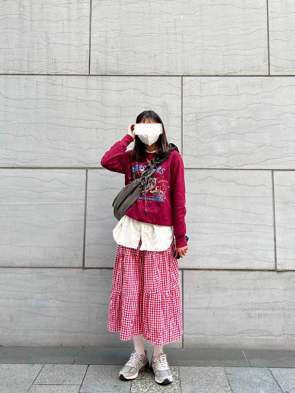 グレー系のスニーカー、ホワイト系のシャツ/ブラウスを着用したレディースの冬コーディネートの2枚目の写真