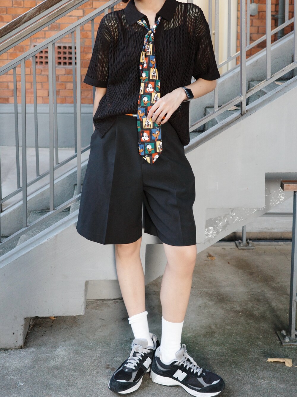 ブラック系のスニーカー、ブラック系のトップス、ブラック系のその他パンツを着用したレディースの夏コーディネートの3枚目の写真