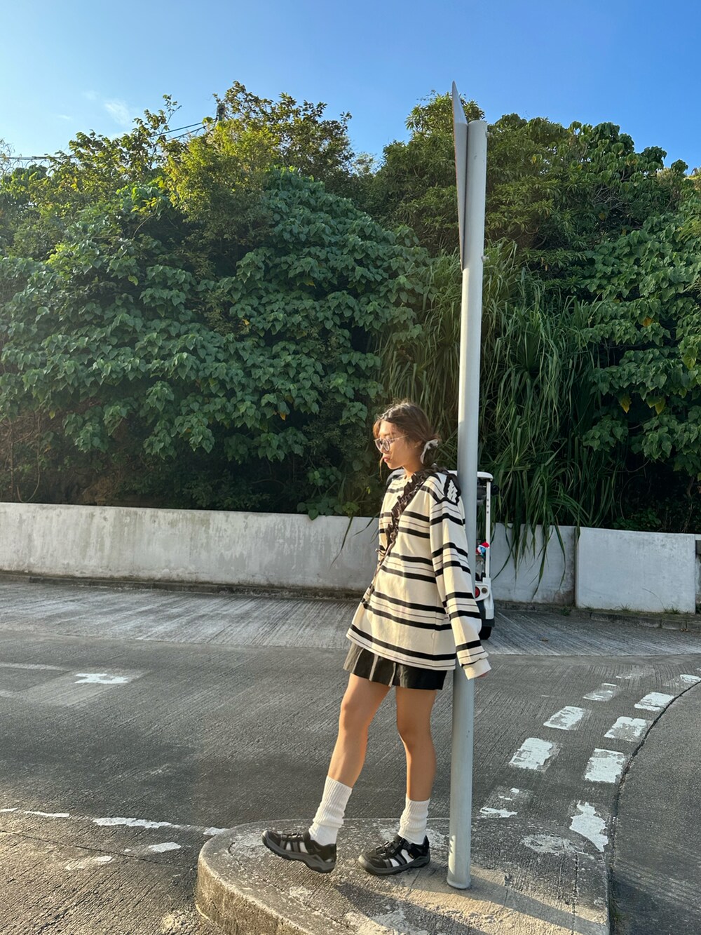 ブラック系のサンダル、ブラック系のスカートを着用したレディースの冬コーディネートの2枚目の写真