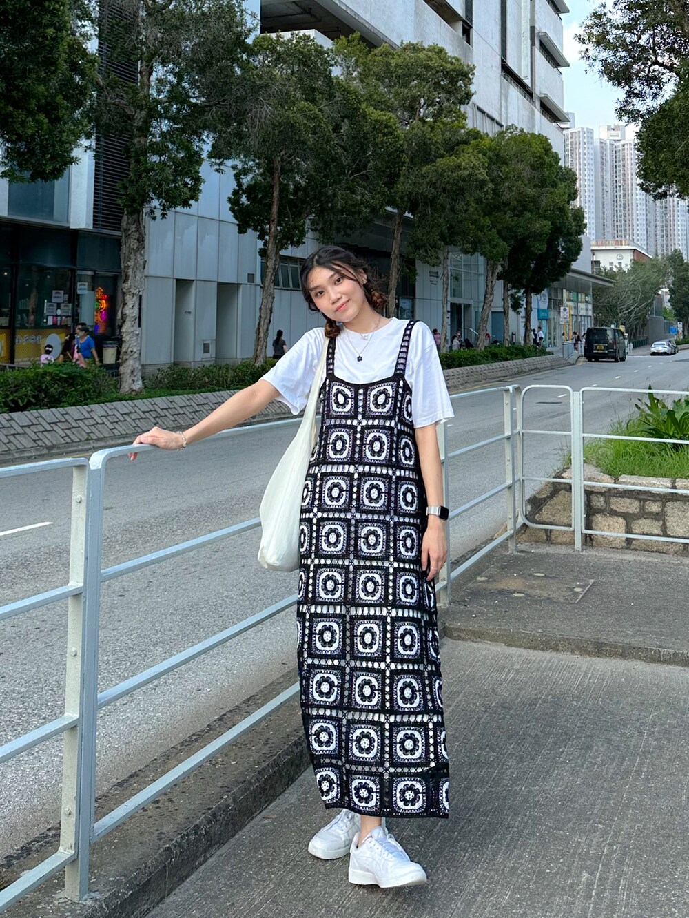 ホワイト系のスニーカーを着用したレディースの夏コーディネートの2枚目の写真