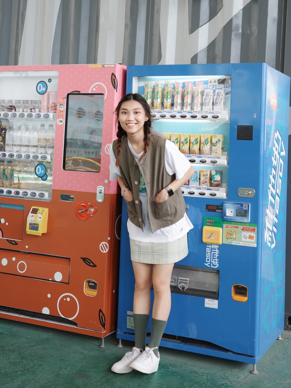 グリーン系のスカート、ホワイト系のスニーカー、ホワイト系のTシャツ/カットソーを着用したレディースの夏コーディネートの3枚目の写真