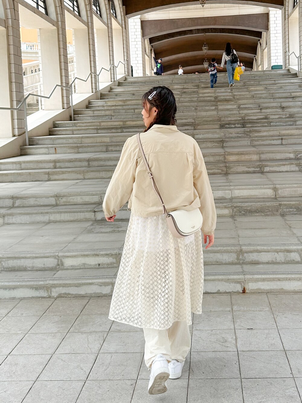 「シアートップス、淡色コーデ、春コーデ、春夏コーデ、ナイロンジャケット、パステルカラー、今日のコーデ、ootd、着回しコーデ、プチプラコーデ、休日スタイル、キャミワンピ、高身長女子、レイヤードスタイル、ゆったりコーデ」｜「ASICSのJAPAN S（スニーカー、ホワイト系）」を使った、sumさん（レディース・170cm）の春コーディネートの2枚目の写真