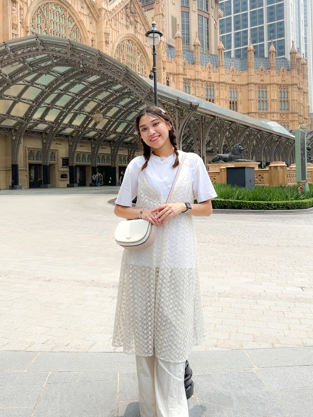 「シアートップス、淡色コーデ、春コーデ、春夏コーデ、ナイロンジャケット、パステルカラー、今日のコーデ、ootd、着回しコーデ、プチプラコーデ、休日スタイル、キャミワンピ、高身長女子、レイヤードスタイル、ゆったりコーデ」｜「ASICSのJAPAN S（スニーカー、ホワイト系）」を使った、sumさん（レディース・170cm）の春コーディネートの3枚目の写真