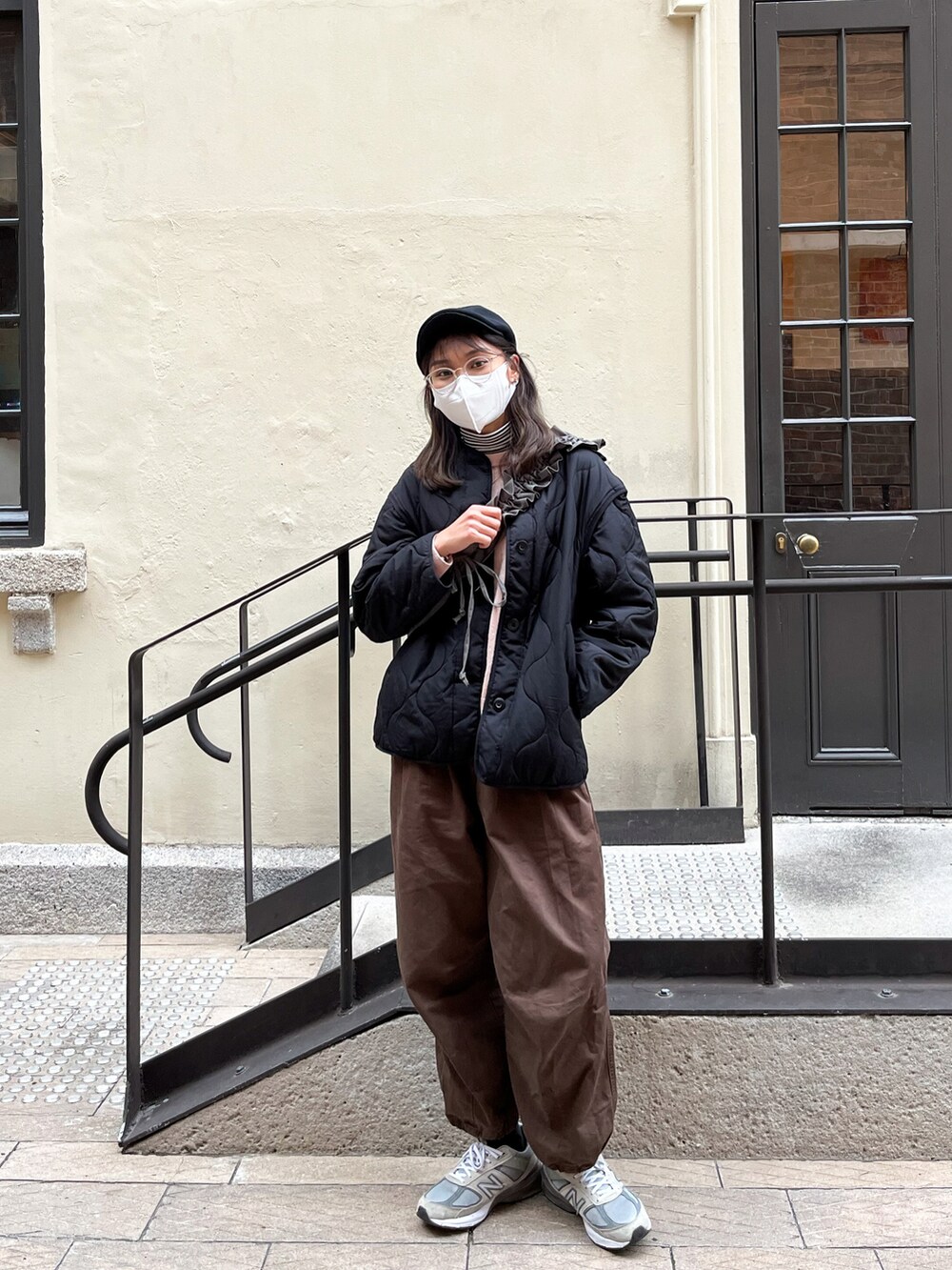 ブラック系のジャケット/アウター、グレー系のスニーカー、ピンク系のニット/セーターを着用したレディースの春コーディネートの2枚目の写真