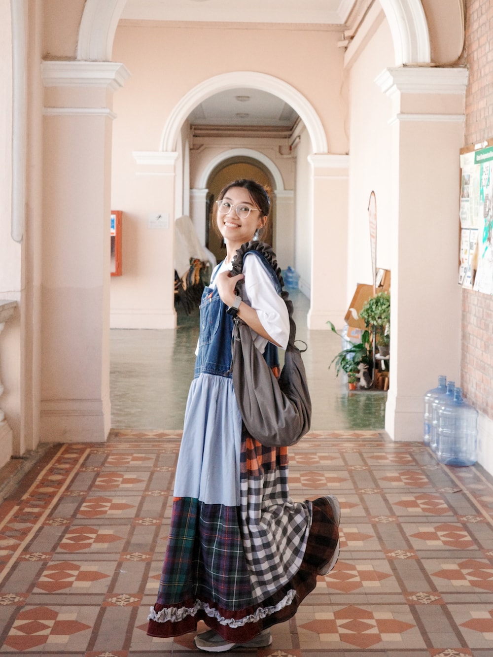 グレー系のスニーカー、ホワイト系のTシャツ/カットソー、その他のつなぎ/オールインワンを着用したレディースの夏コーディネートの2枚目の写真