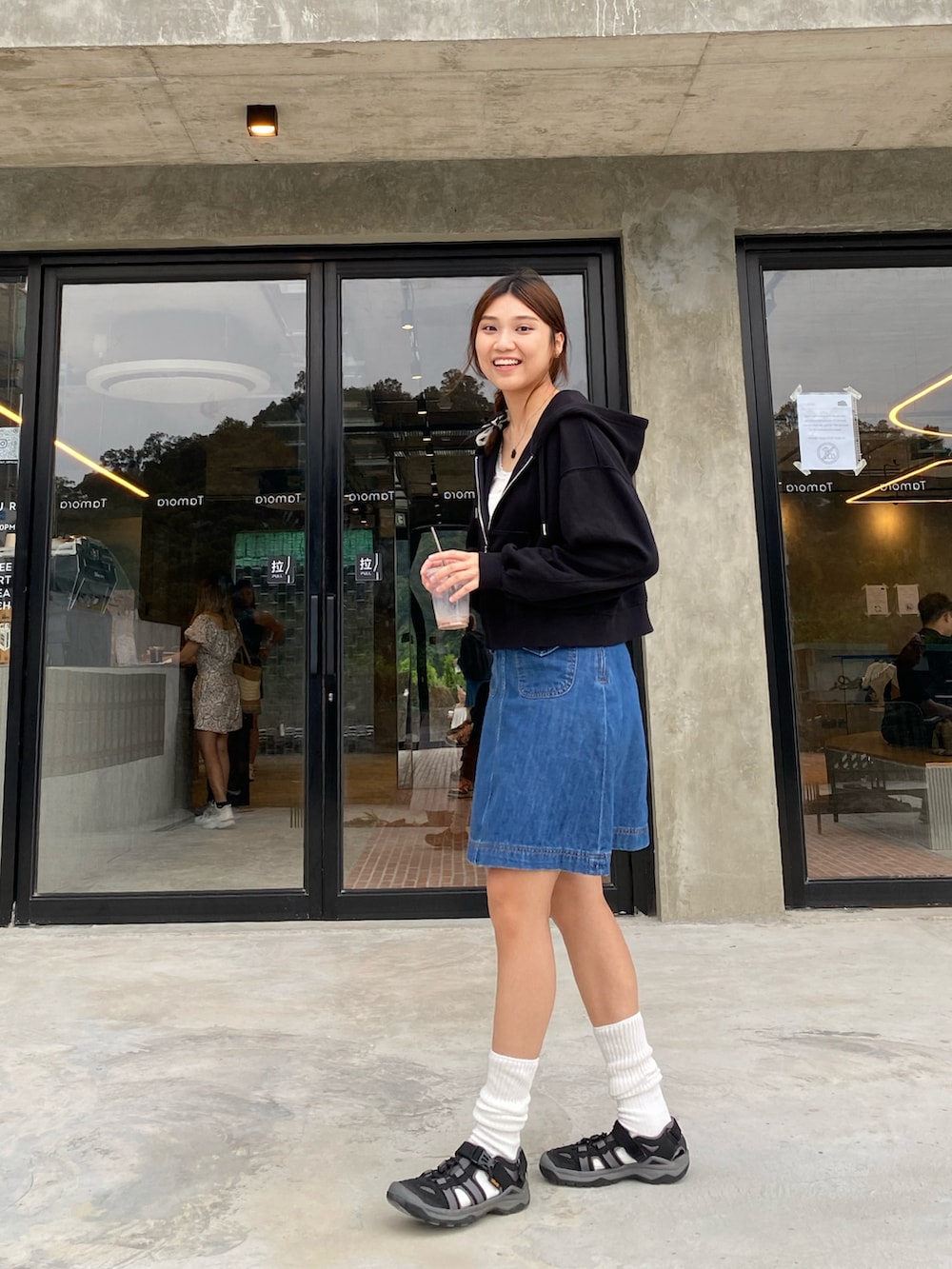 ブルー系のデニムスカート、ブラック系のジャケット/アウター、その他のキャミソールを着用したレディースの秋コーディネートの2枚目の写真