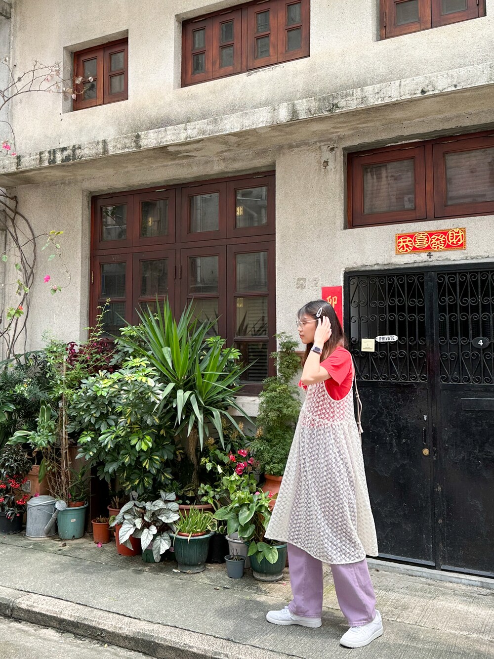 ホワイト系のワンピース/ドレス、パープル系のパンツ、ホワイト系のスニーカーを着用したレディースの春コーディネートの2枚目の写真