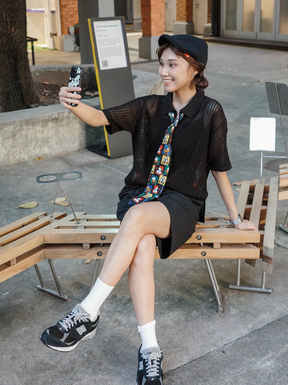 ブラック系のスニーカー、ブラック系のトップス、ブラック系のその他パンツを着用したレディースの夏コーディネートの2枚目の写真