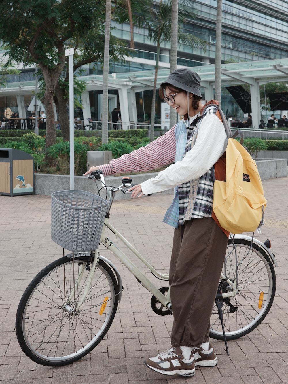 ブラウン系のスニーカー、イエロー系のバックパック/リュック、その他のシャツ/ブラウスを着用したレディースの冬コーディネートの2枚目の写真