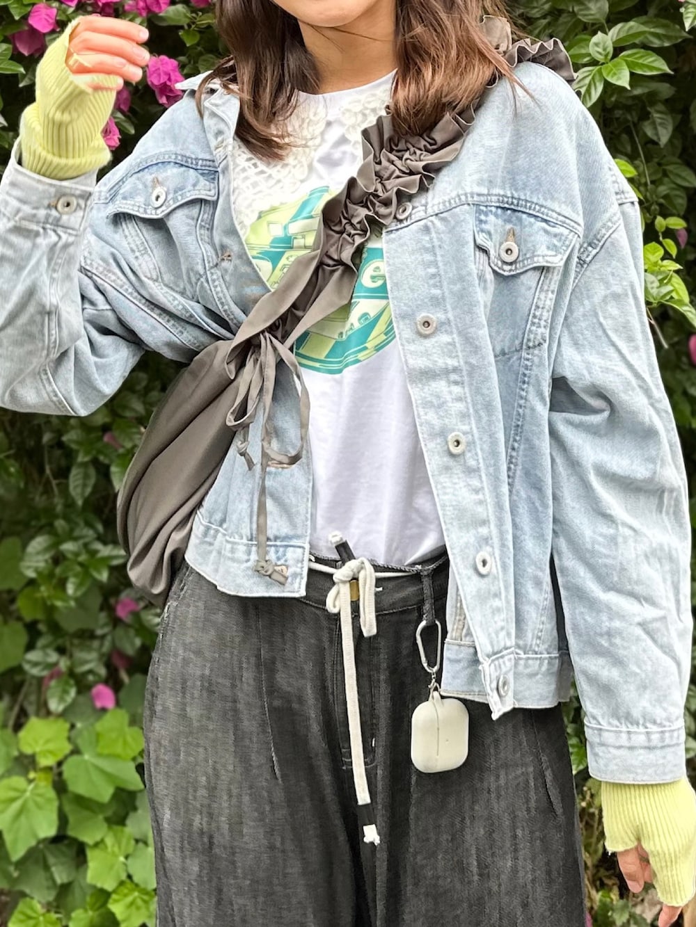 ホワイト系のTシャツ/カットソー、ブルー系のデニムジャケット、グレー系のスニーカーを着用したレディースの冬コーディネートの2枚目の写真