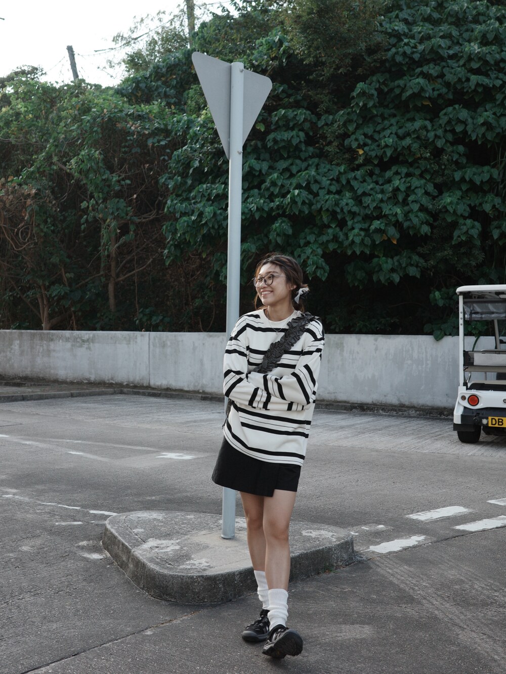 ブラック系のサンダル、ブラック系のスカートを着用したレディースの冬コーディネートの3枚目の写真