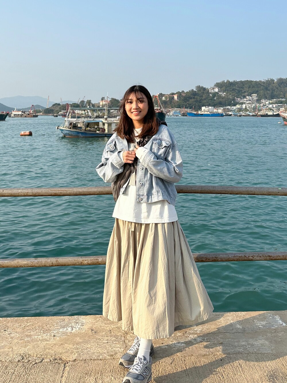 その他のトップス、ブルー系のデニムジャケット、グレー系のスニーカーを着用したレディースの春コーディネートの3枚目の写真