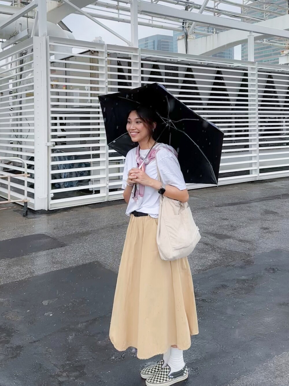 ベージュ系のスカート、ピンク系のシャツ/ブラウス、グリーン系のスリッポンを着用したレディースの夏コーディネートの2枚目の写真