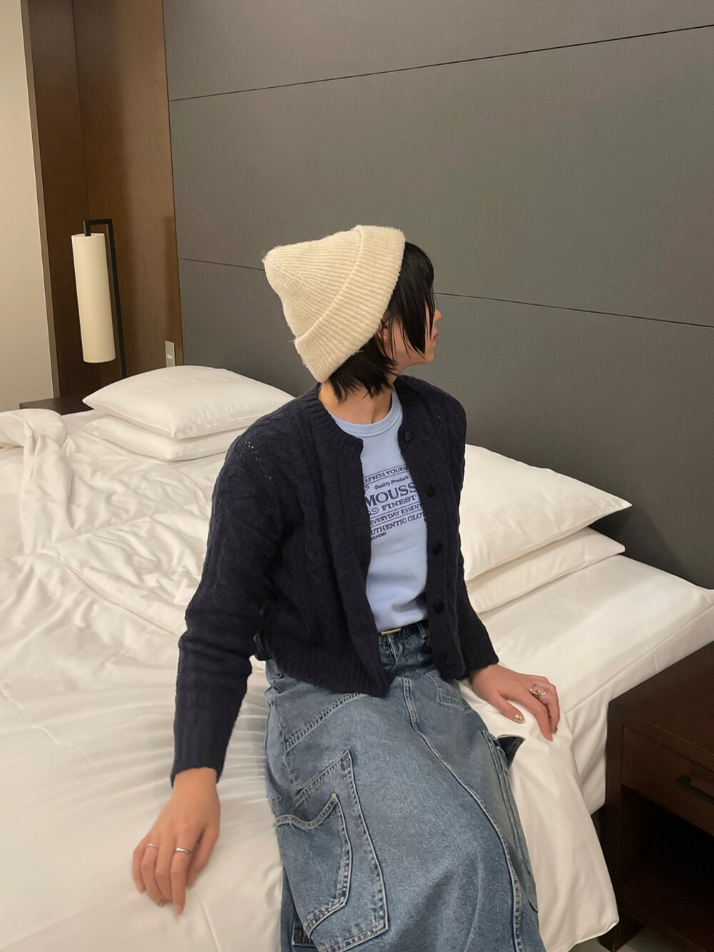 「休日コーデ、シンプルスタイル、ロングスカート、デニムスカート、ムートンブーツ、カーディガンコーデ、moussy、カジュアルコーデ、カラーコーデ、ブルーコーデ、ブルーデニム、高身長女子、デニム、スカートスタイル、スカートコーデ」｜「MOUSSYのMOUSSY PIGMENT Tシャツ（Tシャツ/カットソー、ブルー系）」を使った、chikaさん（レディース・165cm）の春コーディネートの2枚目の写真