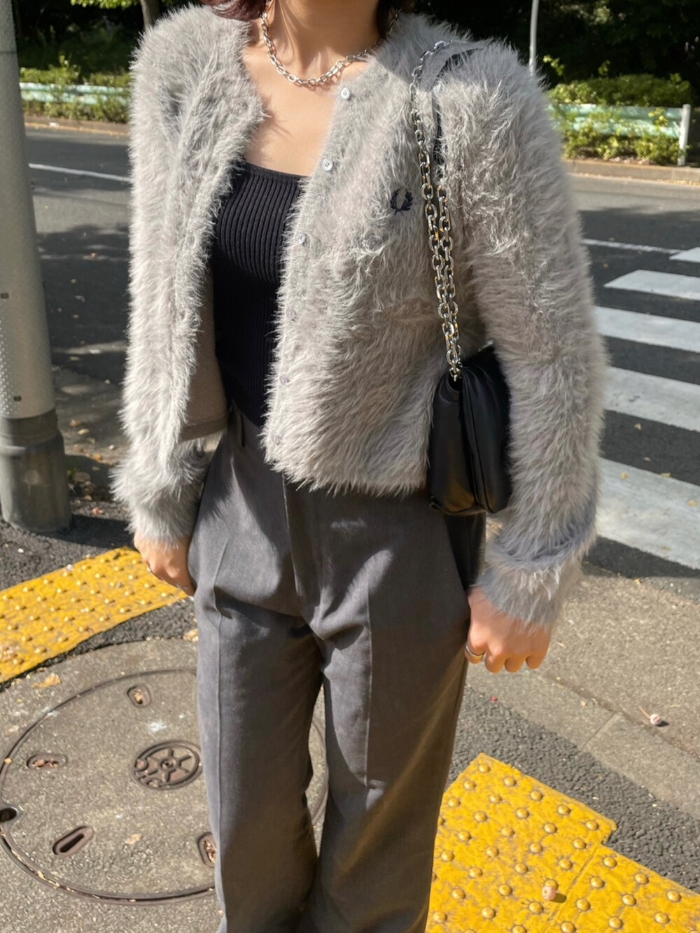 グレー系のカーディガン/ボレロ、ブラック系のスニーカー、ブラック系のショルダーバッグを着用したレディースの秋コーディネートの2枚目の写真