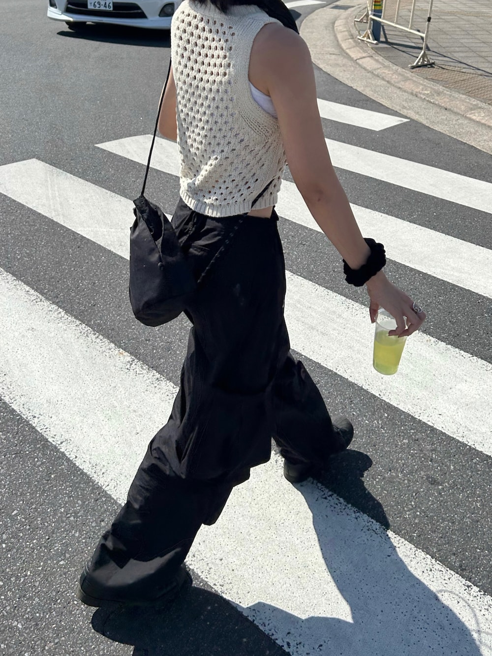 「カーゴパンツ、ニットベスト、バケハコーデ、#夏コーデ、フェスコーデ、フェススタイル、ノースリーブ、パンツスタイル、今日のコーデ、カジュアル、moussy、whoswhogallery」｜「VINTAGEのアイテム（ハット、グリーン系）」を使った、chikaさん（レディース・165cm）の夏コーディネートの2枚目の写真