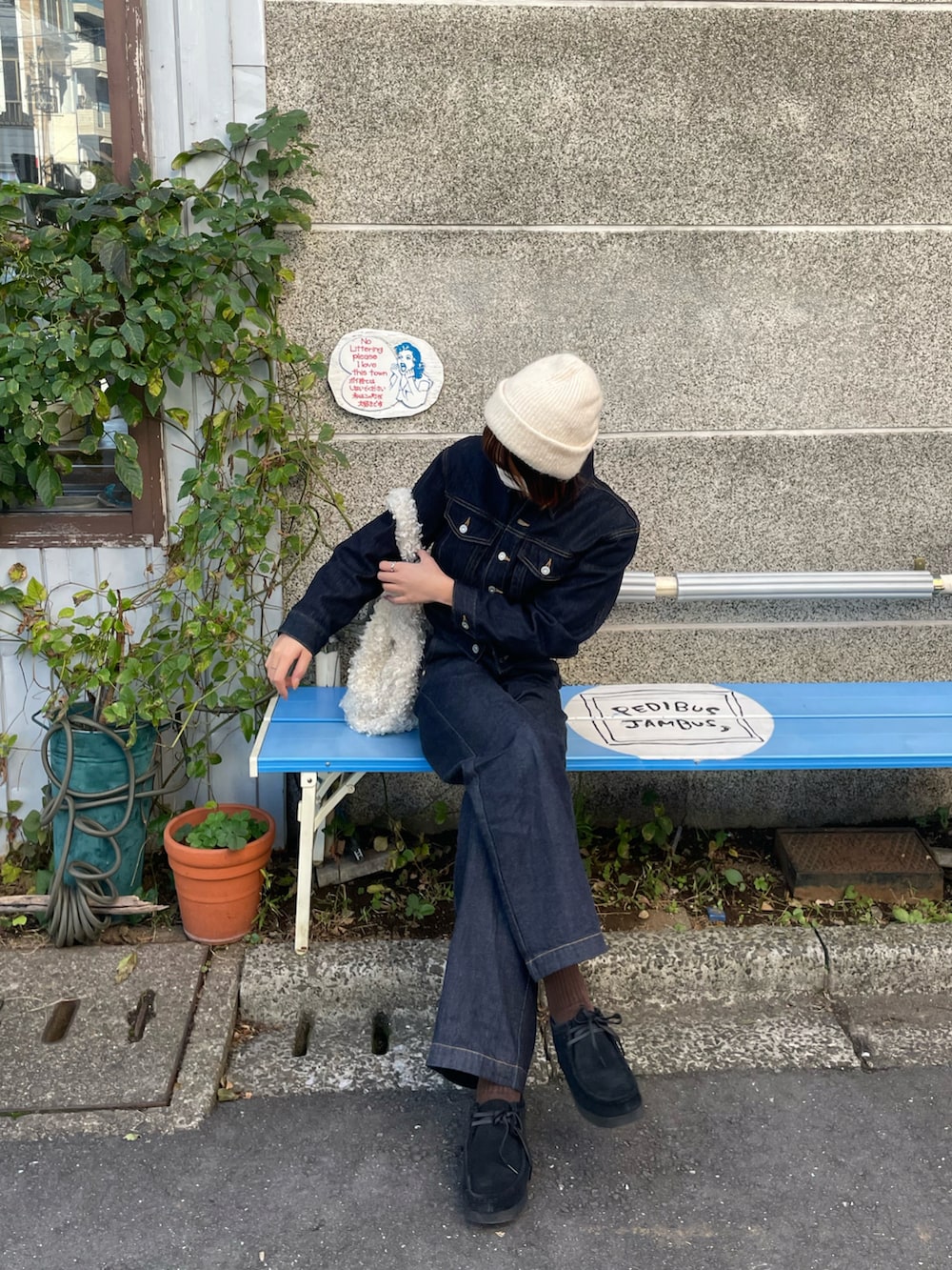 「冬コーデ、カジュアルコーデ、シンプルスタイル、今日のコーデ、デニムジャケット、ニット帽コーデ」｜「MOUSSYのアイテム（ダウンジャケット/コート、ブルー系）」を使った、chikaさん（レディース・165cm）の秋コーディネートの2枚目の写真
