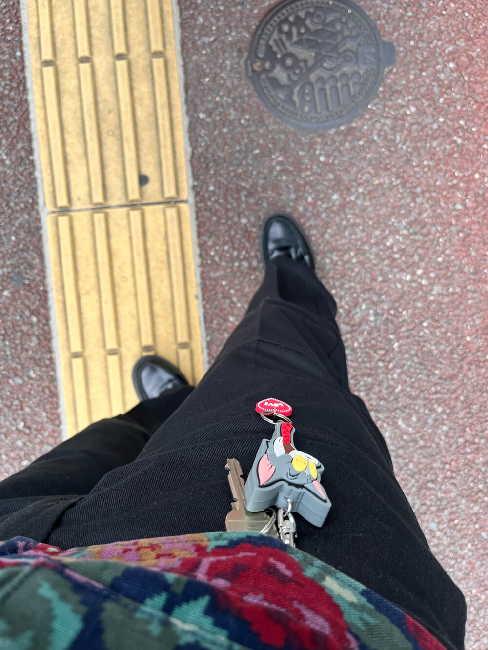 その他のジャケット/アウター、ブラック系のチノパンツ、ブラック系のローファーを着用したメンズの秋コーディネートの2枚目の写真