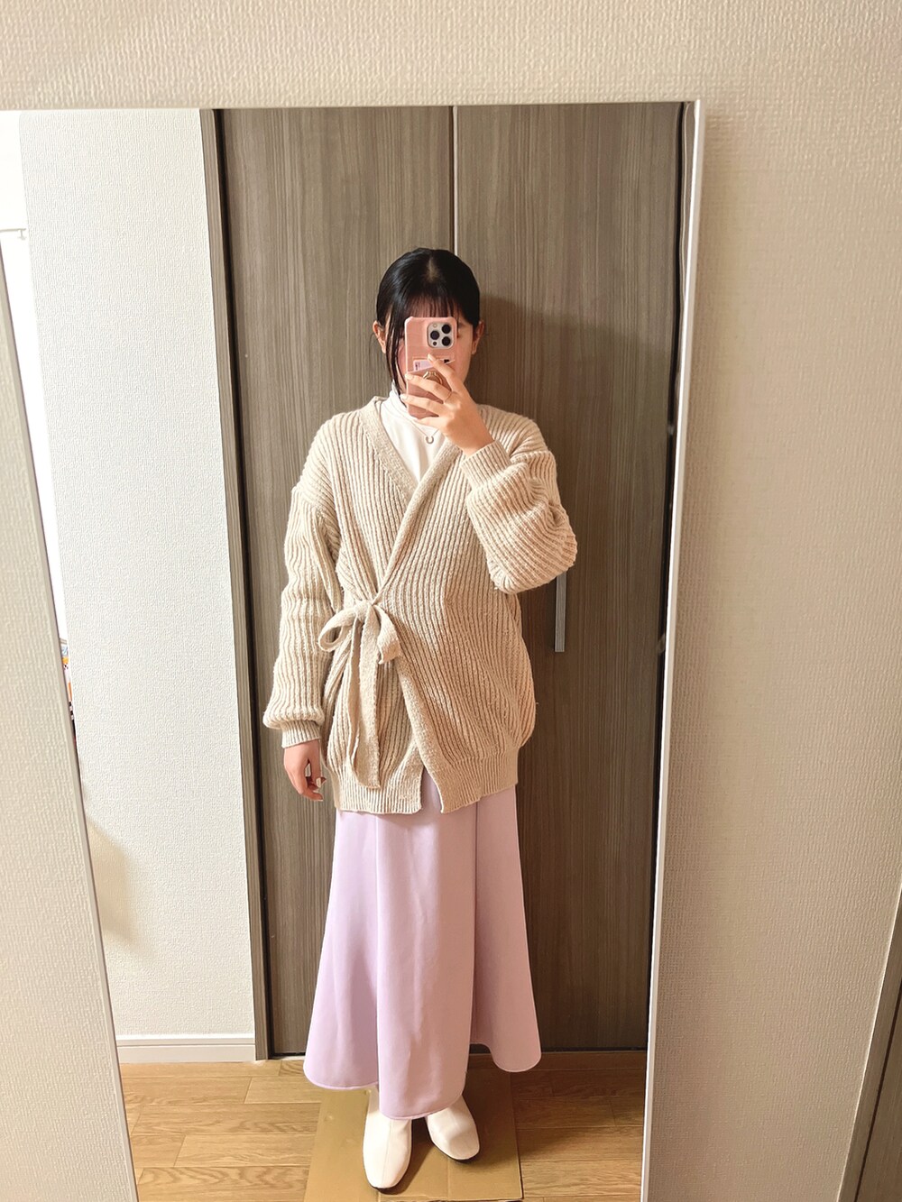 ホワイト系のTシャツ/カットソー、パープル系のスカート、ホワイト系のその他アウターを着用したレディースの冬コーディネートの3枚目の写真