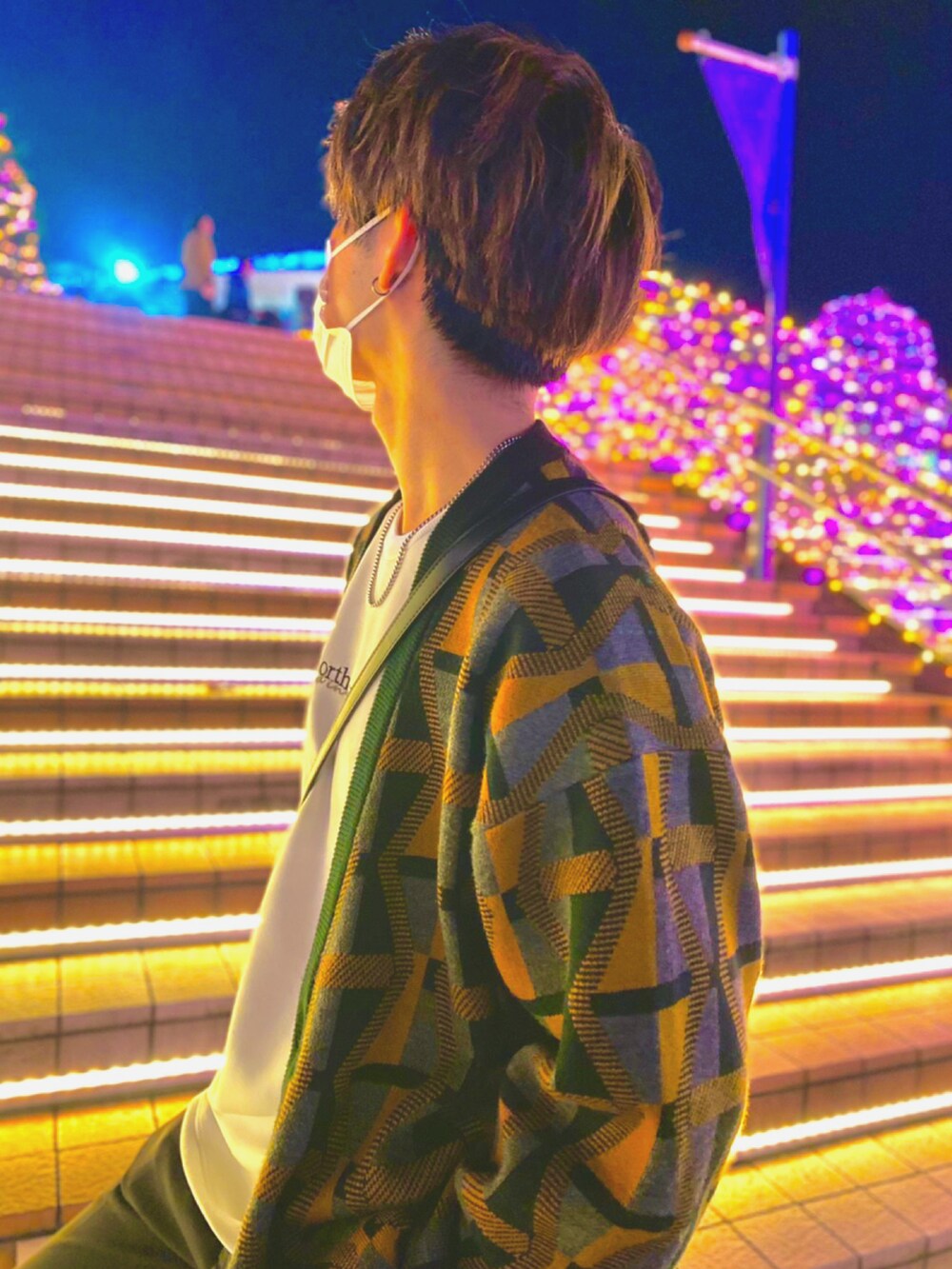 ブラウン系のスラックス、ホワイト系のスウェット、イエロー系のカーディガン/ボレロを着用したメンズの春コーディネートの2枚目の写真