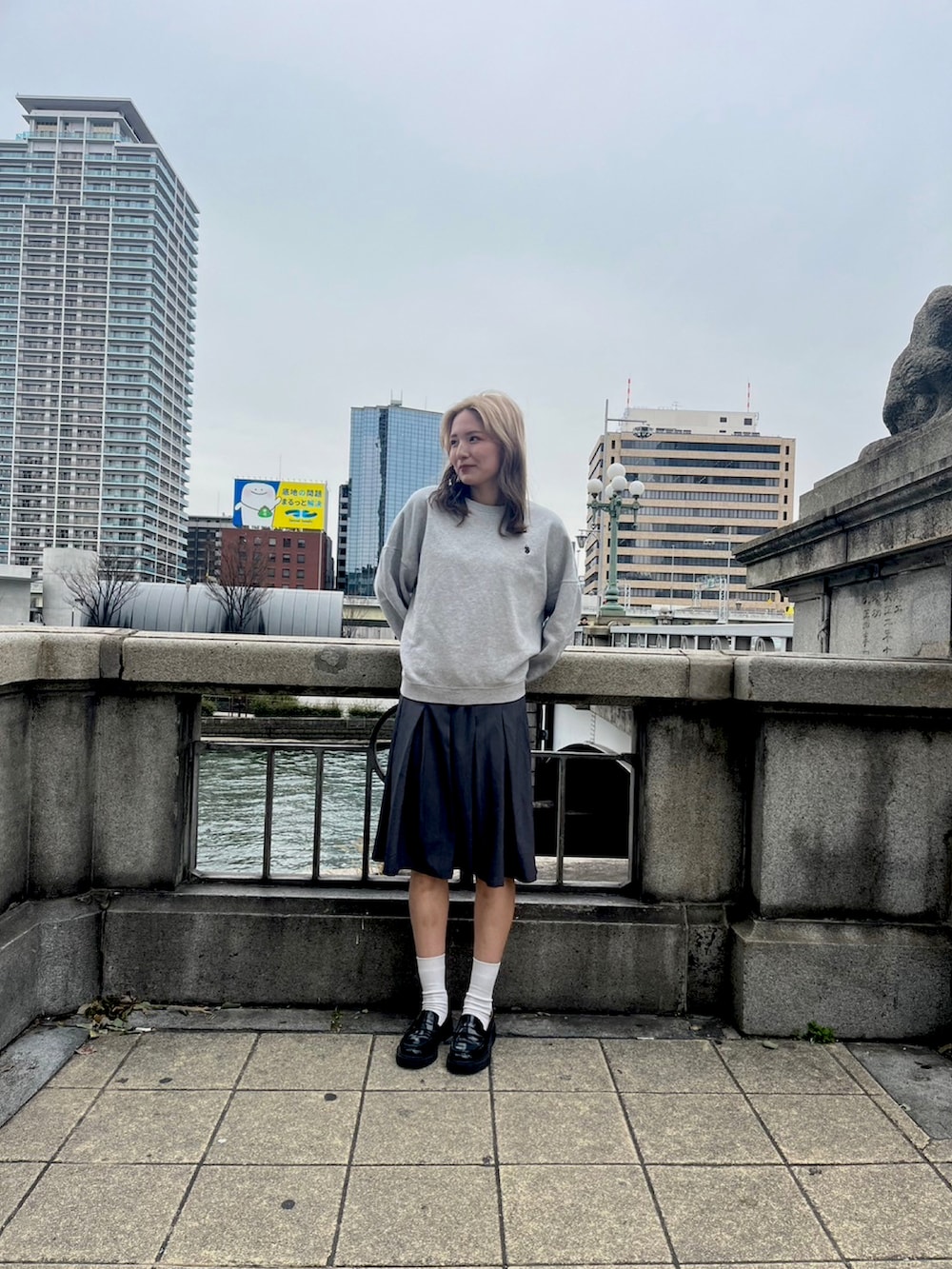 「プリーツスカート、グレーコーデ、プレッピー、英国トラッド、トラッド、フレンチガーリー、ローファー、ローファー×靴下、レトロ」｜「UNIQLOのアイテム（ローファー、ブラック系）」を使った、しはしーさん（レディース・170cm）の春コーディネートの2枚目の写真