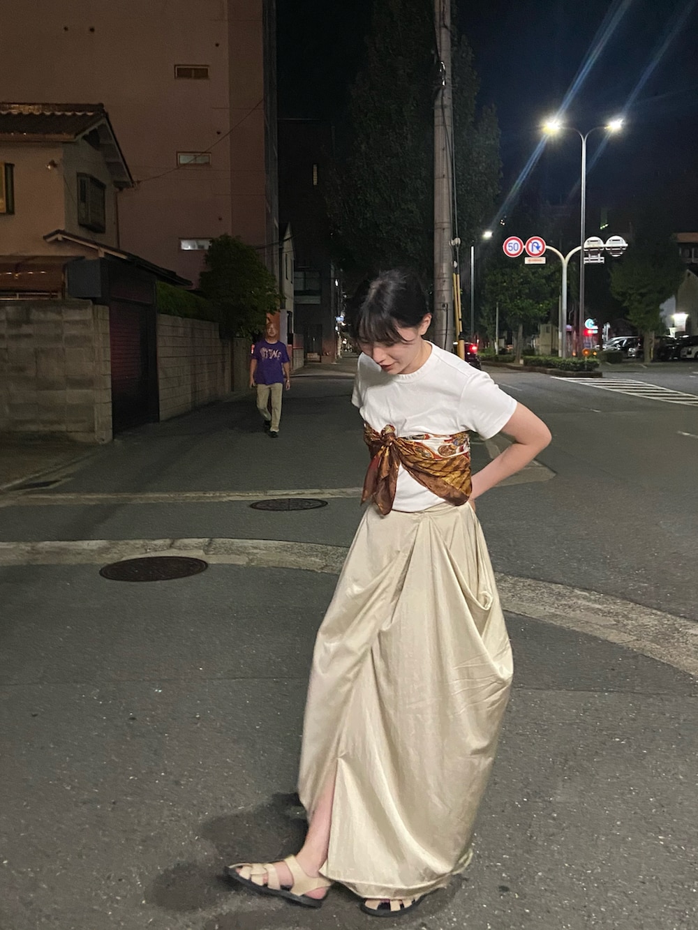 「スカーフアレンジ、スカーフ、スカーフスタイル、スカーフコーデ、白Tシャツ、ワントーンコーデ、デートコーデ、デート、きれいめカジュアル、きれいめコーディネート、キレイめ、きれいめ、サテンスカート、ワントーンスタイル、高身長コーデ」｜「TODAYFULのアイテム（スカート、ゴールド系）」を使った、しはしーさん（レディース・170cm）の夏コーディネートの2枚目の写真