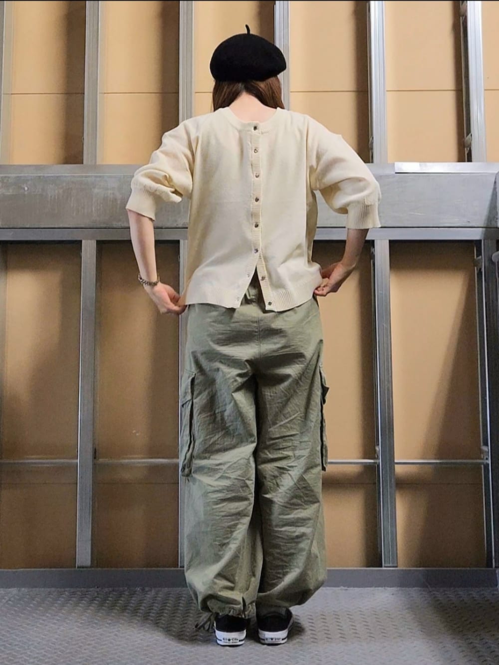 ホワイト系のカーディガン/ボレロ、グリーン系のその他パンツ、ブラック系のスニーカーを着用したレディースの秋コーディネートの4枚目の写真