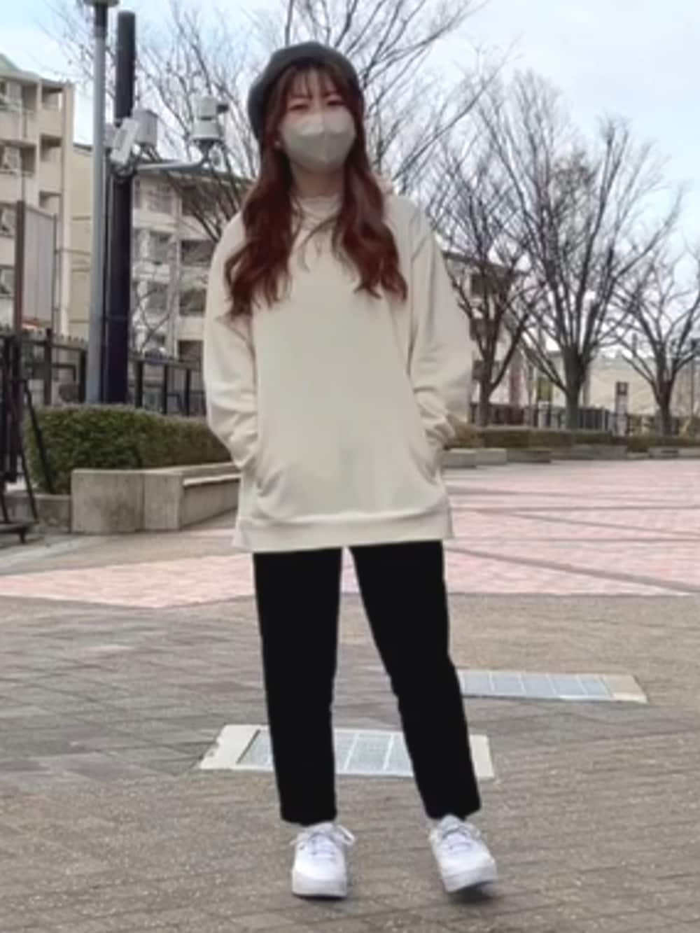 ホワイト系のパーカー、ブラック系のその他パンツ、ホワイト系のスニーカーを着用したレディースの春コーディネートの2枚目の写真