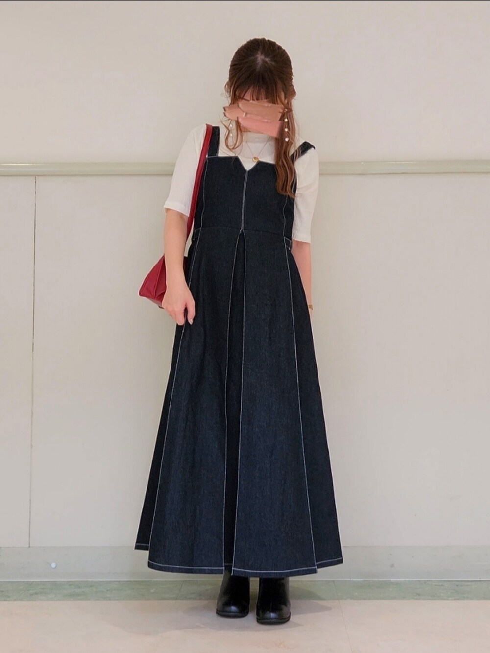 ブルー系のワンピース、レッド系のショルダーバッグ、ホワイト系のTシャツ/カットソーを着用したレディースの秋コーディネートの3枚目の写真